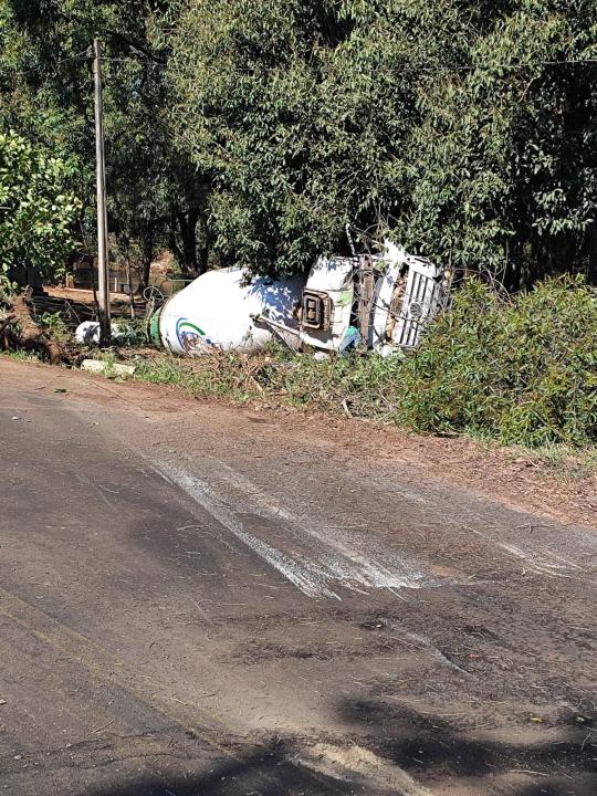 Foto 2 de 3 — Caminhoneiro que morreu após tombar na vicinal de Gavião Peixoto é identificado
